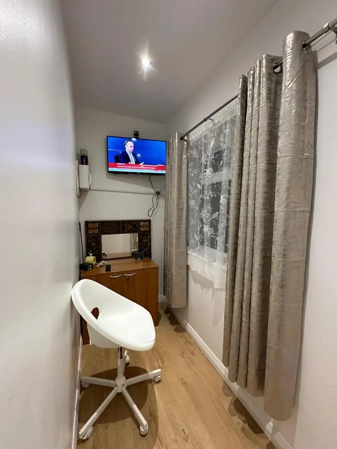 Luxury Ensuite 2Nd Studio Flat With Great Views In Keedonwood Road With Fully Own Bathroom Newly Added And Private Kitchenette Bromley 0*,  United Kingdom