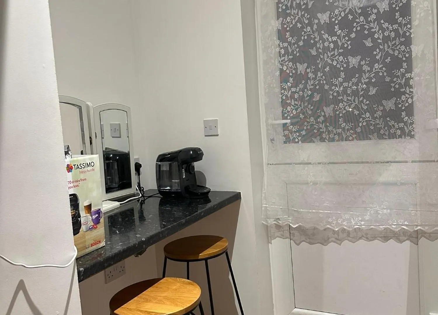 Luxury Ensuite 2Nd Studio Flat With Great Views In Keedonwood Road With Fully Own Bathroom Newly Added And Private Kitchenette Bromley Apartment