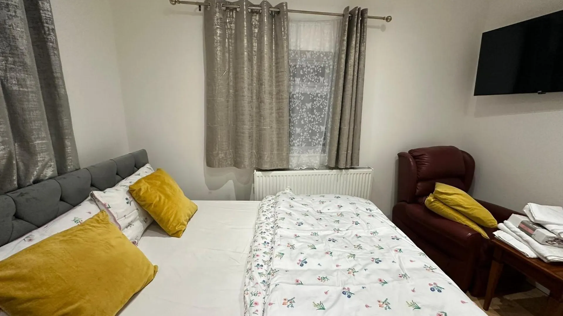 Luxury Ensuite 2Nd Studio Flat With Great Views In Keedonwood Road With Fully Own Bathroom Newly Added And Private Kitchenette Bromley Apartment