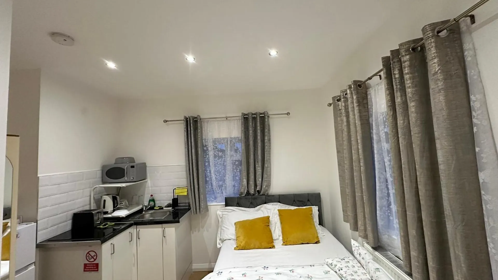 Luxury Ensuite 2Nd Studio Flat With Great Views In Keedonwood Road With Fully Own Bathroom Newly Added And Private Kitchenette Bromley Apartment