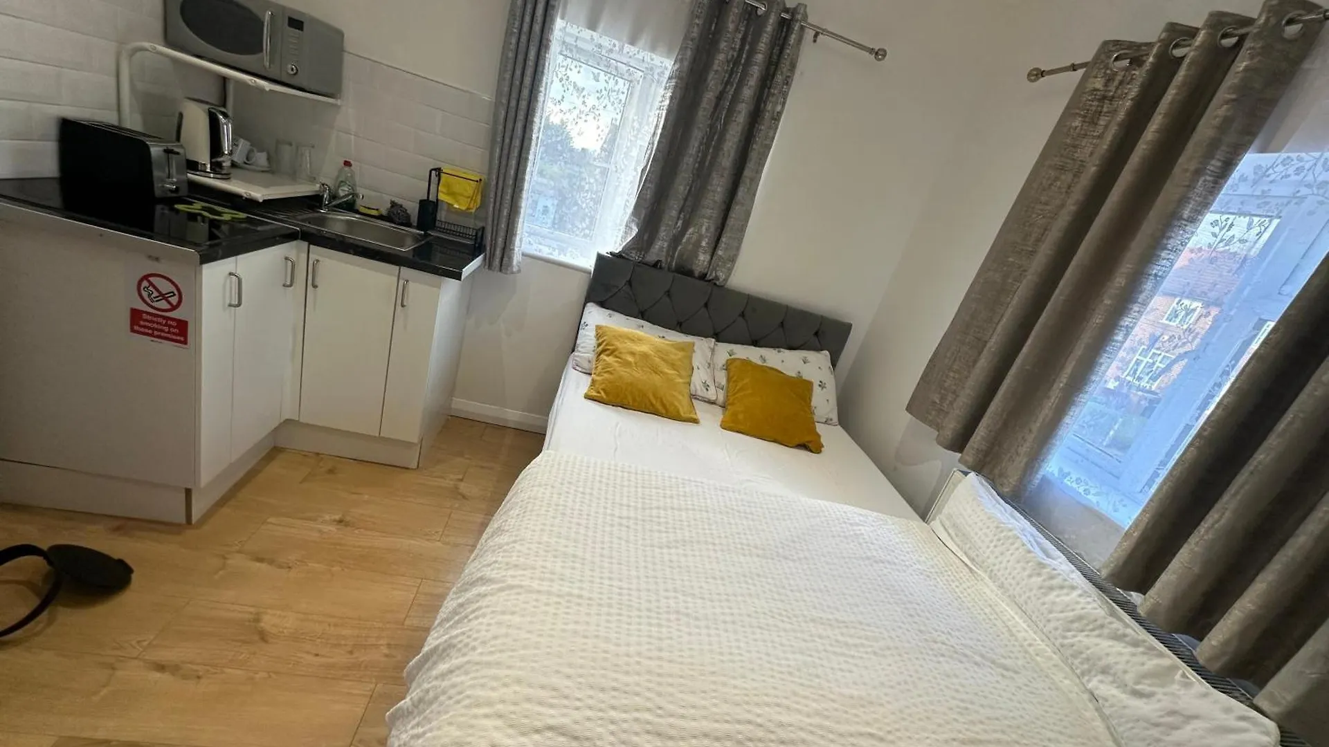 Luxury Ensuite 2Nd Studio Flat With Great Views In Keedonwood Road With Fully Own Bathroom Newly Added And Private Kitchenette Bromley 0*,  United Kingdom