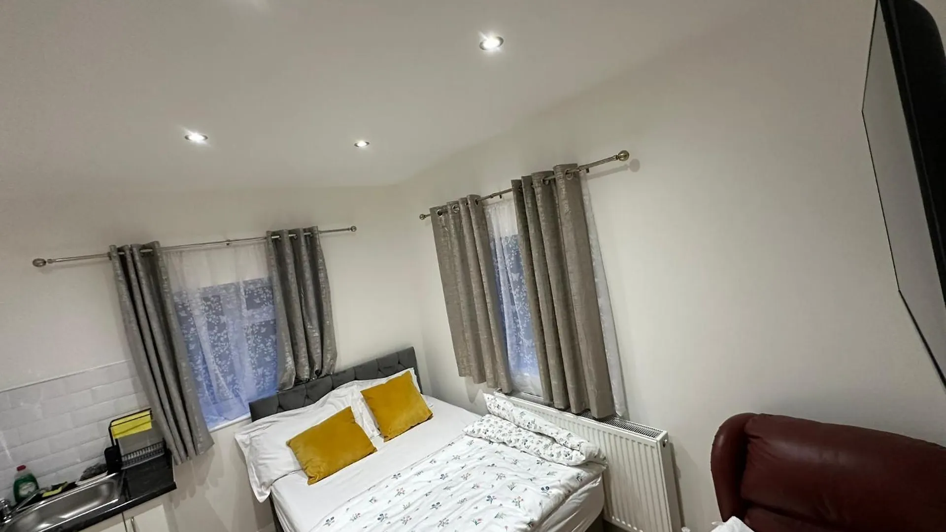 Apartment Luxury Ensuite 2Nd Studio Flat With Great Views In Keedonwood Road With Fully Own Bathroom Newly Added And Private Kitchenette Bromley