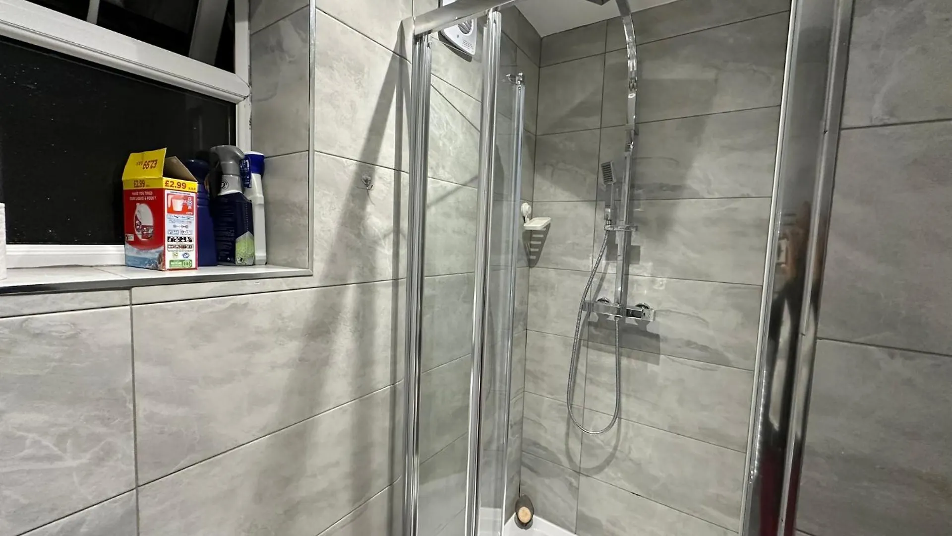Luxury Ensuite 2Nd Studio Flat With Great Views In Keedonwood Road With Fully Own Bathroom Newly Added And Private Kitchenette Bromley Apartment