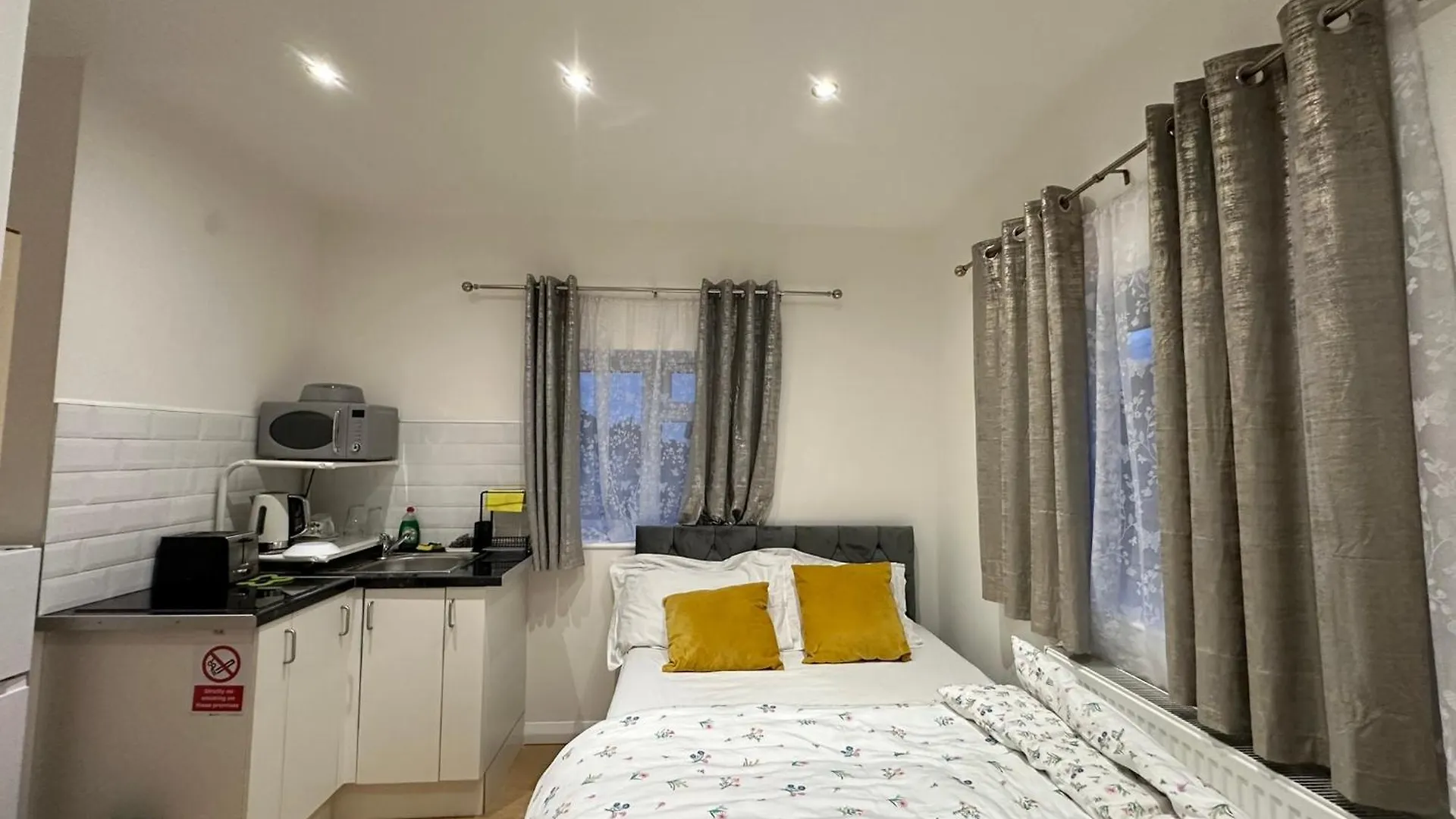 Luxury Ensuite 2Nd Studio Flat With Great Views In Keedonwood Road With Fully Own Bathroom Newly Added And Private Kitchenette Bromley United Kingdom