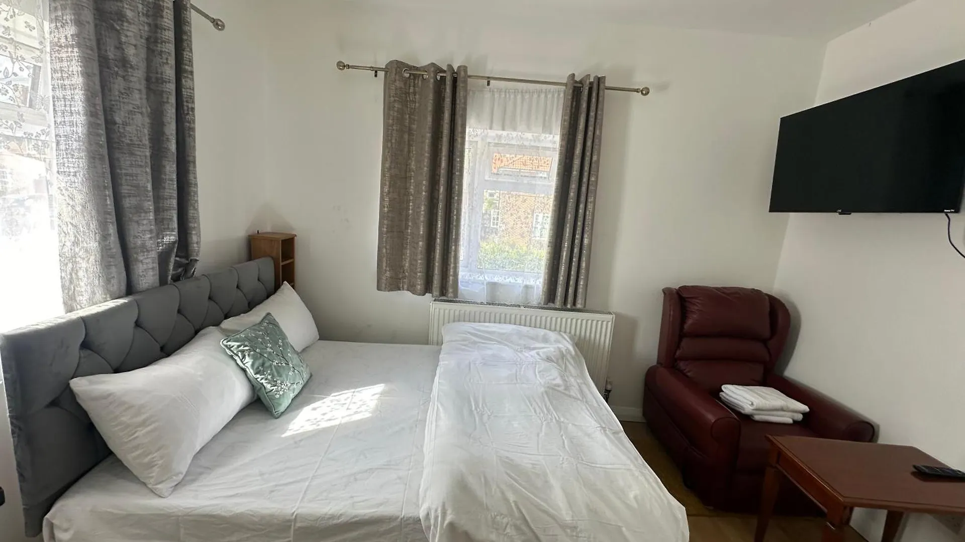 Luxury Ensuite 2Nd Studio Flat With Great Views In Keedonwood Road With Fully Own Bathroom Newly Added And Private Kitchenette Bromley 0*,  United Kingdom